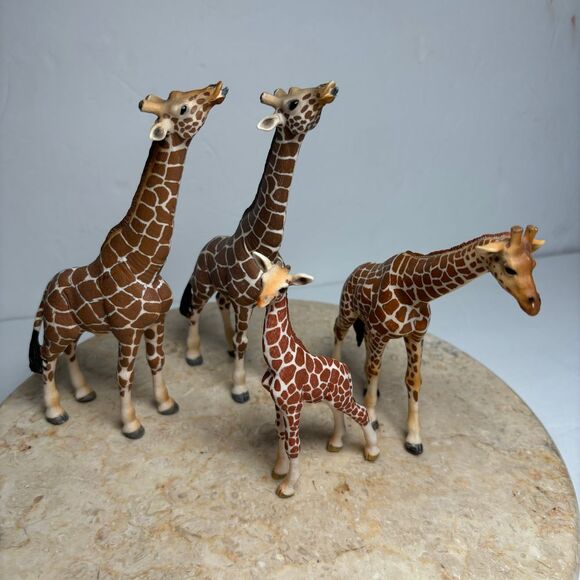 Schleich 14321 Giraffenbaby - Handbemalte Wild Life Figur